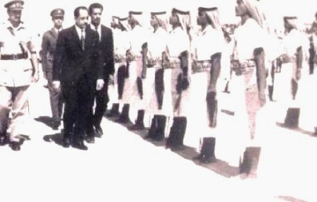الرئيس قحطان يستعرض جيش البادية الحضرمي ، 1968م